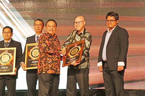https://images-residence.summarecon.com/images/gallery/article/5911/golden property awards 2017 3.jpg